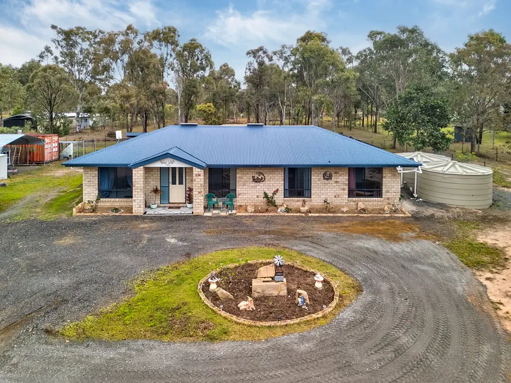 Coominya 3Kwarto Charming Family sized Brick Home on 3+ Acres!