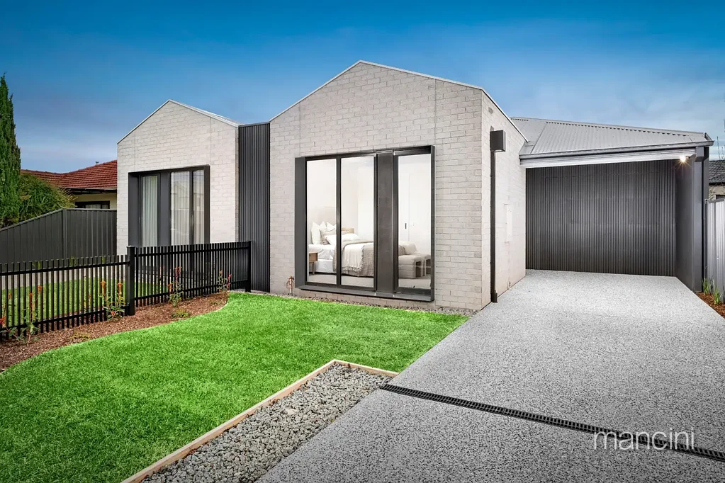 Altona North 3房 全新精装住宅 高端装修细节 动态平面布局 华丽木地板 开放式生活区 岛台美食厨房 三宽敞卧室 主套房带步入式衣帽间 双层玻璃窗 管道冷暖空调 即热式太阳能热水 电动汽车充电 garage Bayside P-12 College区域 近Emmanuel College 靠Altona Gate Shopping Centre 毗邻West Gate Freeway Luxurious New Residence Steps from Altona Gate