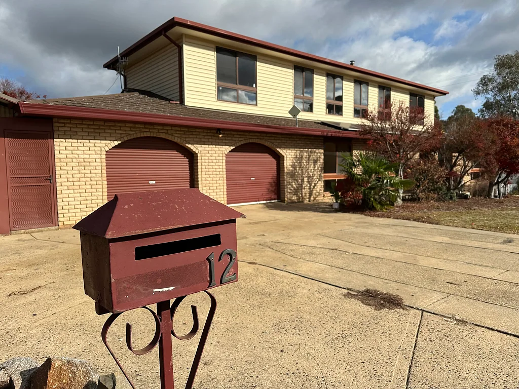 Tumbarumba 5 Bedroom Spacious Double Brick Family Home - with Parkland Perks!