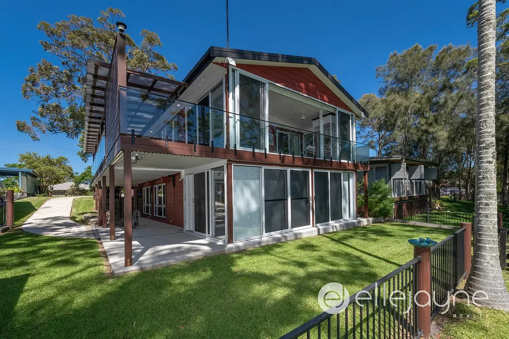 Balcolyn 2 Slaapkamer RENOVATED HOME WITH LAKE VIEWS, DUAL-OCCUPANCY POTENTIAL AND ELEVATOR ON WATERFRONT RESERVE BLOCK