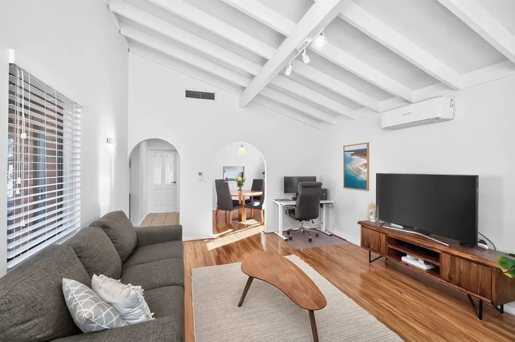Beautifully Maintained Home Close to Shops, Parks & Schools