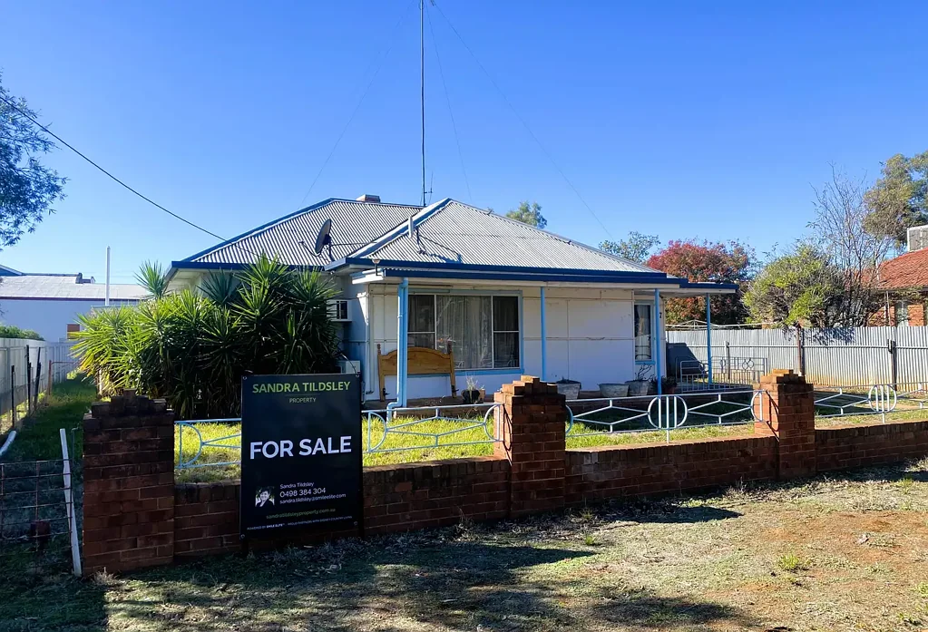 Trundle 2房  Neat two-bedroom country home on a generous 1017 sqm block with rear lane access