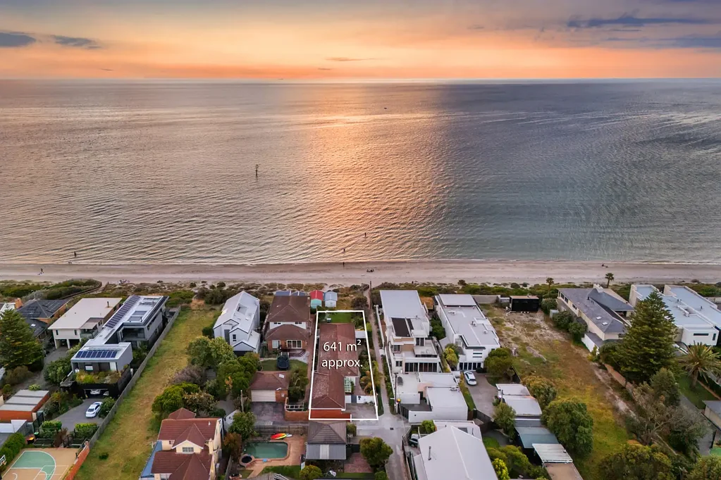 Aspendale 3ਬੈੱਡਰੂਮ Absolute Beachfront – Impressive Single Level Home with Limitless Potential