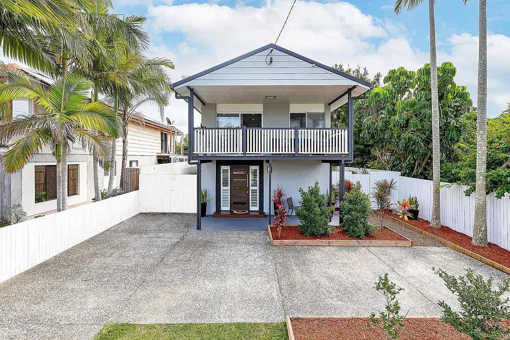 Redland Bay 5બેડરૂમ RENOVATED - METRES TO THE BAY - HIGH ROOF GARAGE & SHED - POOL