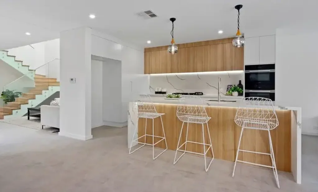 Oatley 6બેડરૂમ SOLD.     Jerry Kurzveil. 0416 166 610