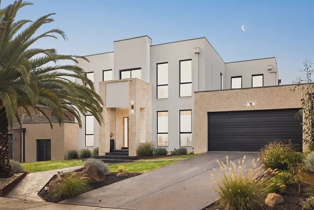 Mornington 5 Slaapkamer The Brief: Relaxed Poolside Luxury with Style and Space