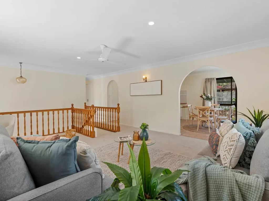 Carindale 3房 Carindale宁静街景 双居住机会 全新翻新 主卧带套间 步行至Westfield METICULOUSLY MAINTAINED DUAL LIVING POTENTIAL HOME IN A PRIME CARINDALE LOCATION