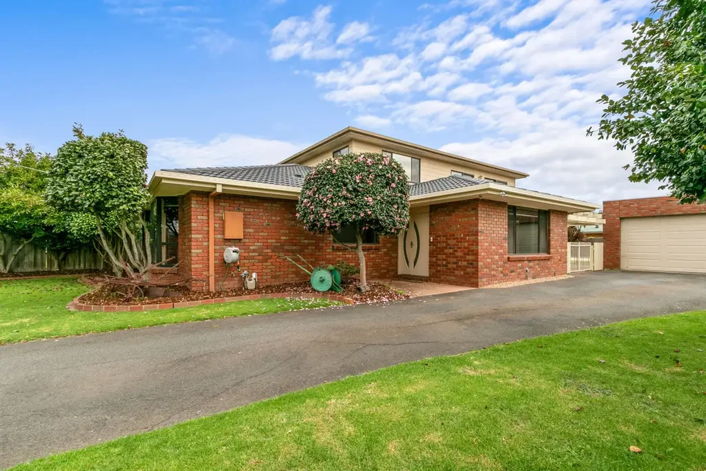 Sale 5 Bedroom Space and versatility in privately positioned home