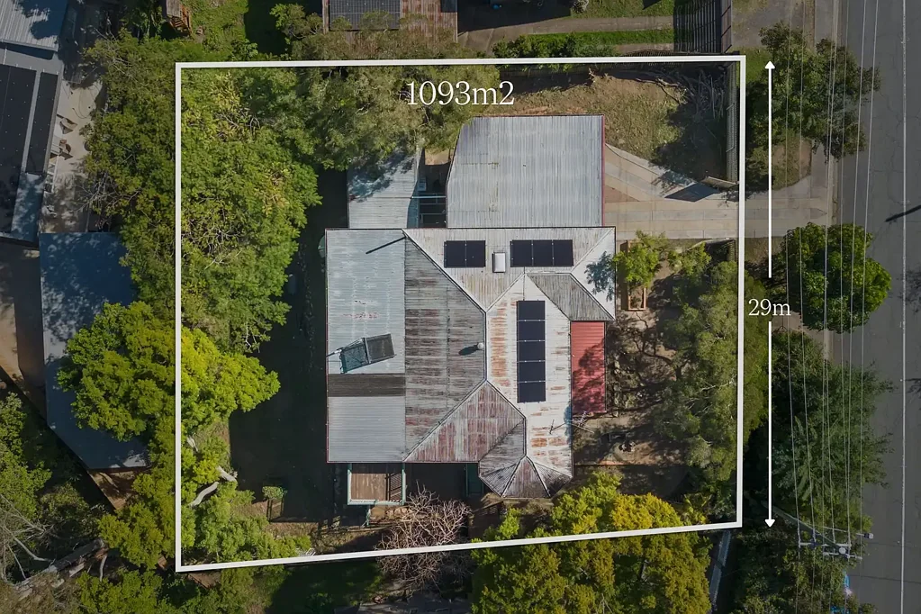 Indooroopilly 4房 Indooroopilly中心地带1,093平方米的广阔机遇 Expansive 1,093m² Opportunity in the Heart of Indooroopilly