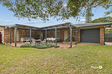 Wynnum West 4 Slaapkamer Beautifully Refreshed Family Home in a Peaceful Bayfields Estate Cul-de-Sac