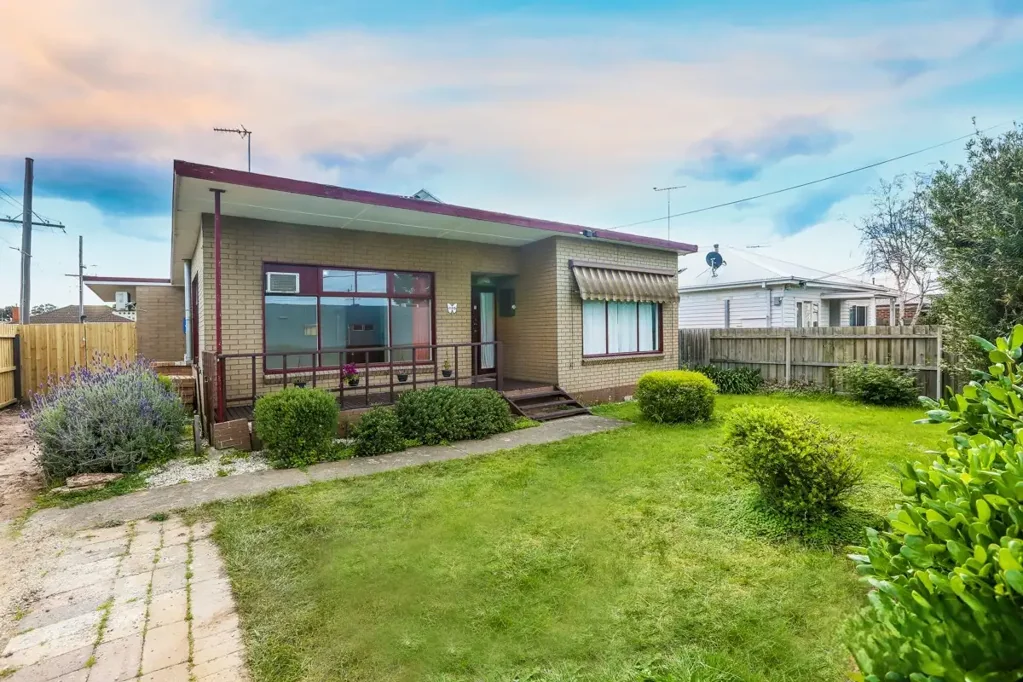 North Geelong 4कमरा Renovate, Invest or Hold – Versatile Opportunity in North Geelong