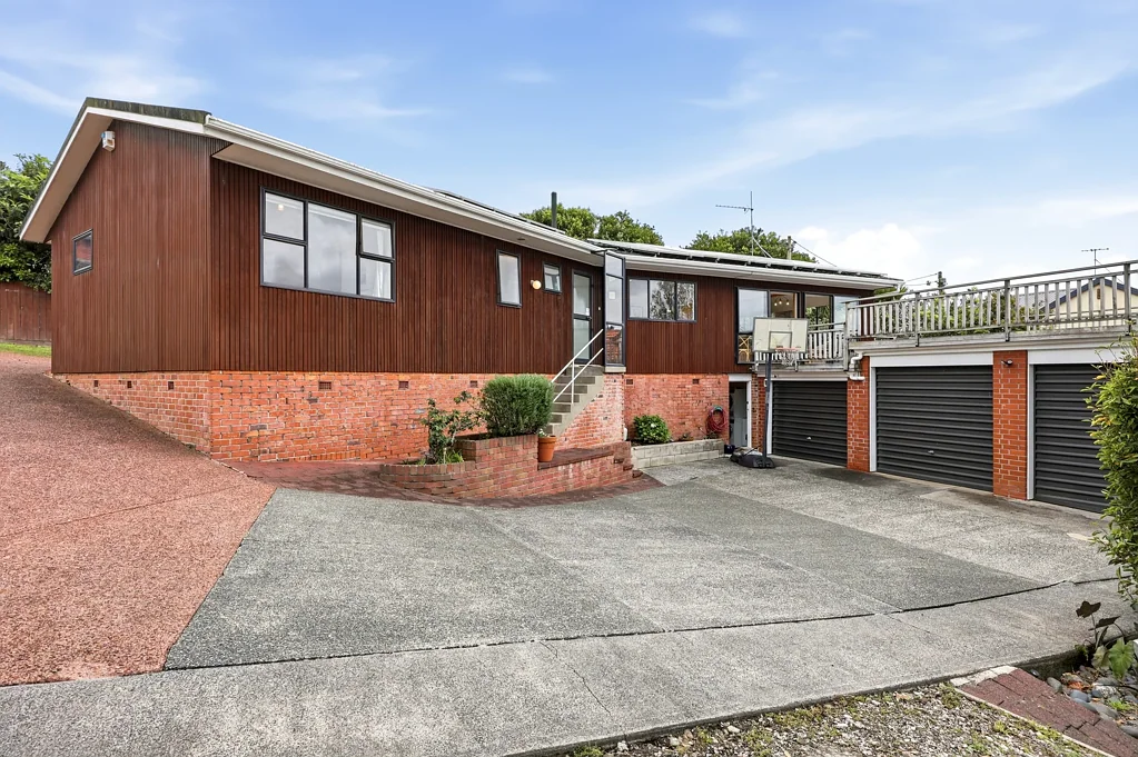 Hillcrest 3房 屋顶露台尽揽Rangitoto美景，1,232㎡永久产权大地上的焕新家庭大宅 ROOFTOP RANGI VIEWS, ROOM FOR THE FAMILY