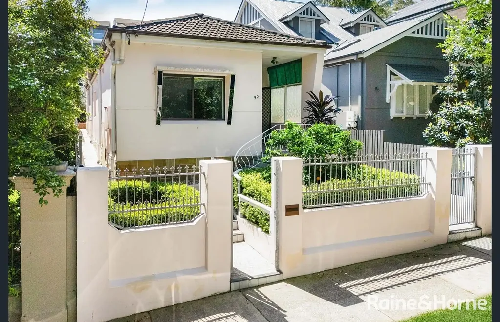 BRIGHT & SPACIOUS 4-BEDROOM HOME ON A QUIET, LEAFY STREET!