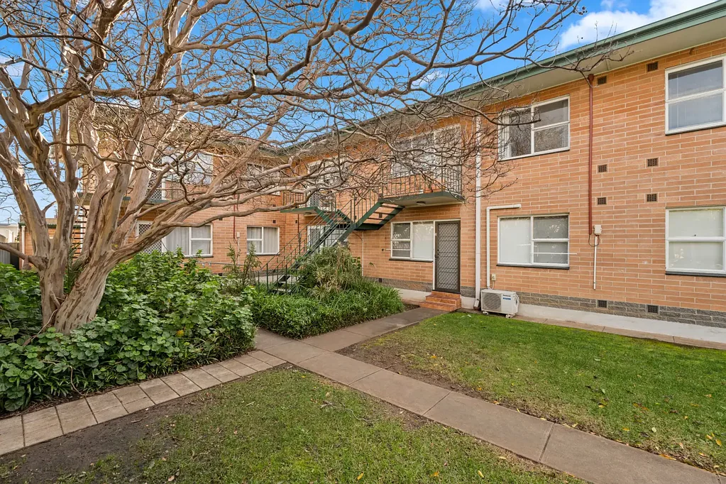 Plympton 1房  A Quiet Upper-Level Unit with a Car-Optional Lifestyle…