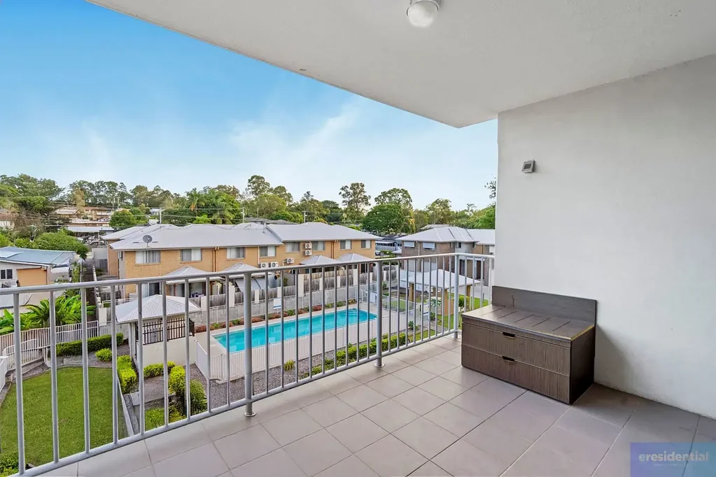 Kingston 2Phòng ngủ Relax in a highly secure, gated community - a private, stylish unit offering leafy hillside/swimming pool balcony views and vacant possession!