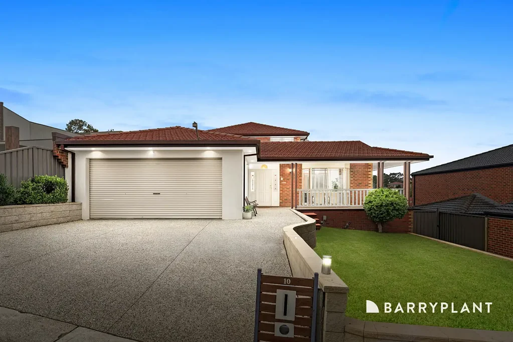 Epping 6ห้องนอน Immaculate Family Home with City Views in a Prime Location