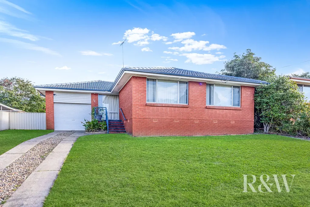 Campbelltown 3房 宽敞地块645平米 三卧带主卧衣帽 宽敞起居燃木壁炉 功能厨房独立卫浴 大型户外娱乐区 地下泳池 后院附属住宅潜力 靠近学校商店公园 Neat Home, Big Block, Endless Potential