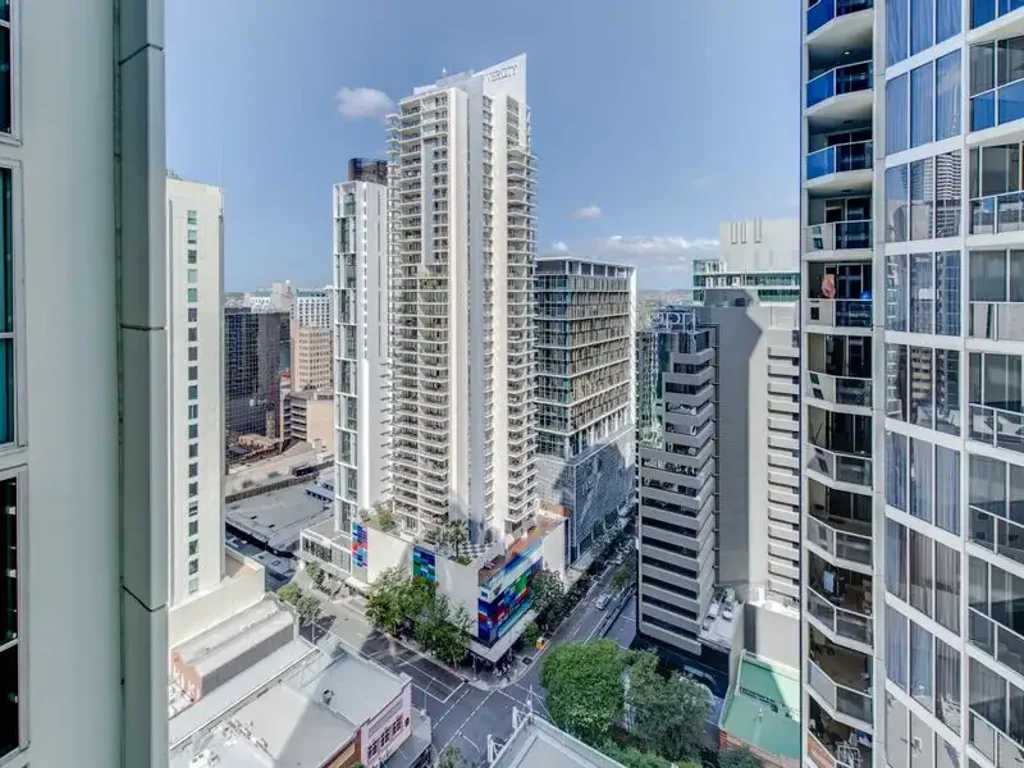 Spacious inner-city 2 bedder with fantastic facilities!