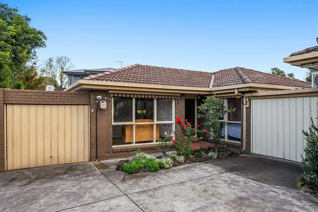 Essendon North 2房 North Essendon私享 255sqm大宅 优配花园 两车位 厨卫焕新 暖气空调 Private Rear Villa with Large Garden and Modernised Interiors