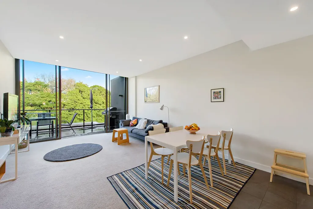 Top Floor 2 Bedroom Apartment in the Luxe 'Locarno'