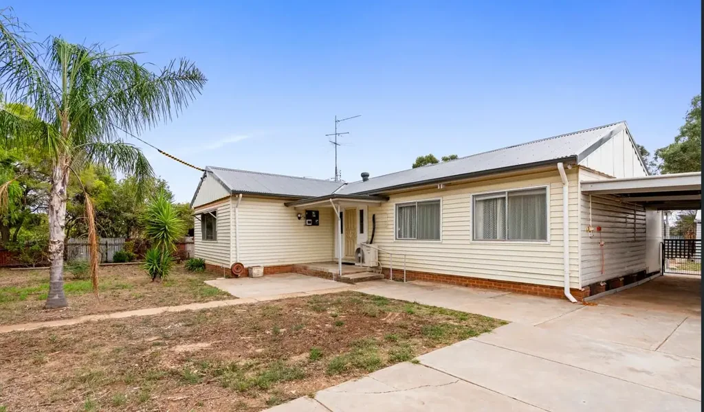 A RARE FIND IN LOVELY LOCKHART- THE VERANDAH TOWN