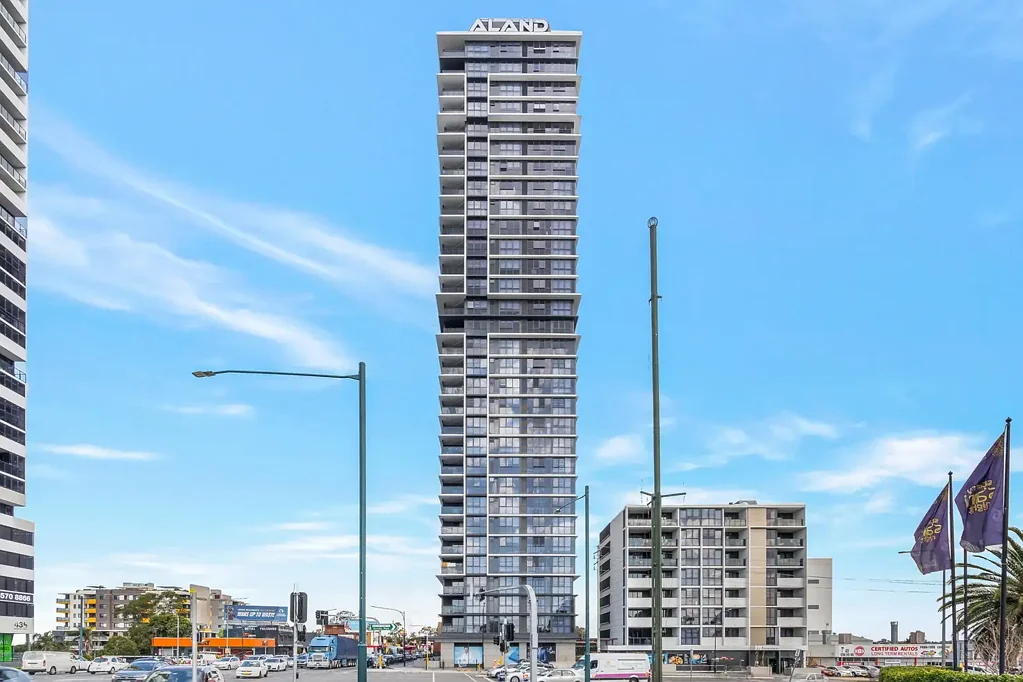 Liverpool 2 Bedroom High-rise living with sweeping district views and resort-style rooftop amenity