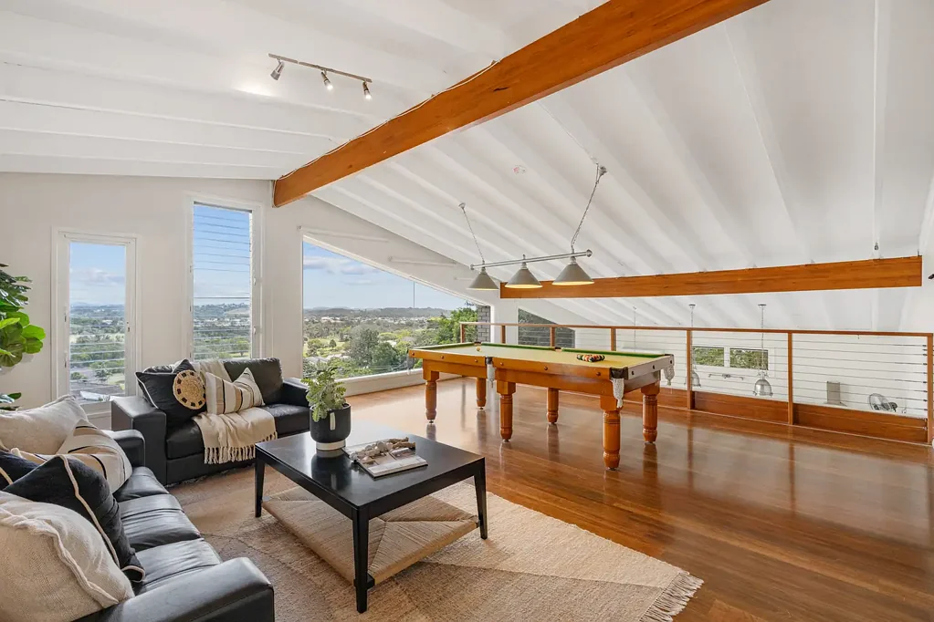 Banora Point 5Phòng ngủ Contemporary Family Home with an Elevated Tranquil Outlook