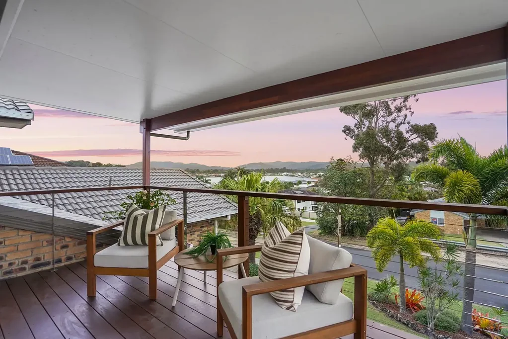 Elanora 4બેડરૂમ Elevated Entertainer with Stunning Lake & District Views