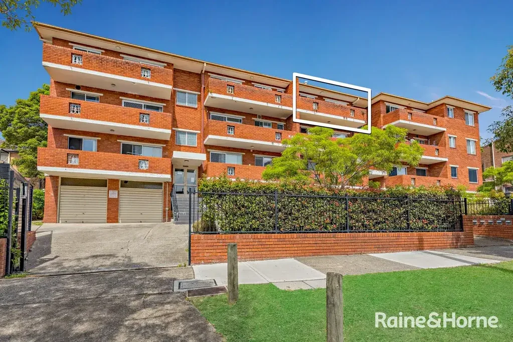 Updated 2 Bedroom Unit - Walk To Station