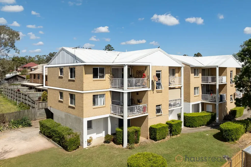 Goodna 2房 宁静私密顶层 俯瞰山脉绿景 宽敞明亮起居 大型带顶阳台 安全便捷生活 中心地段优选 首次置业佳选 Top Floor, Top Value Apartment – Ideal for Investors or First Home Buyers