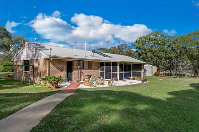 Yangan 4બેડરૂમ LIFESTYLE ACREAGE WITH SPACIOUS FAMILY HOME, SHEDS, & QUALITY WATER SUPPLY