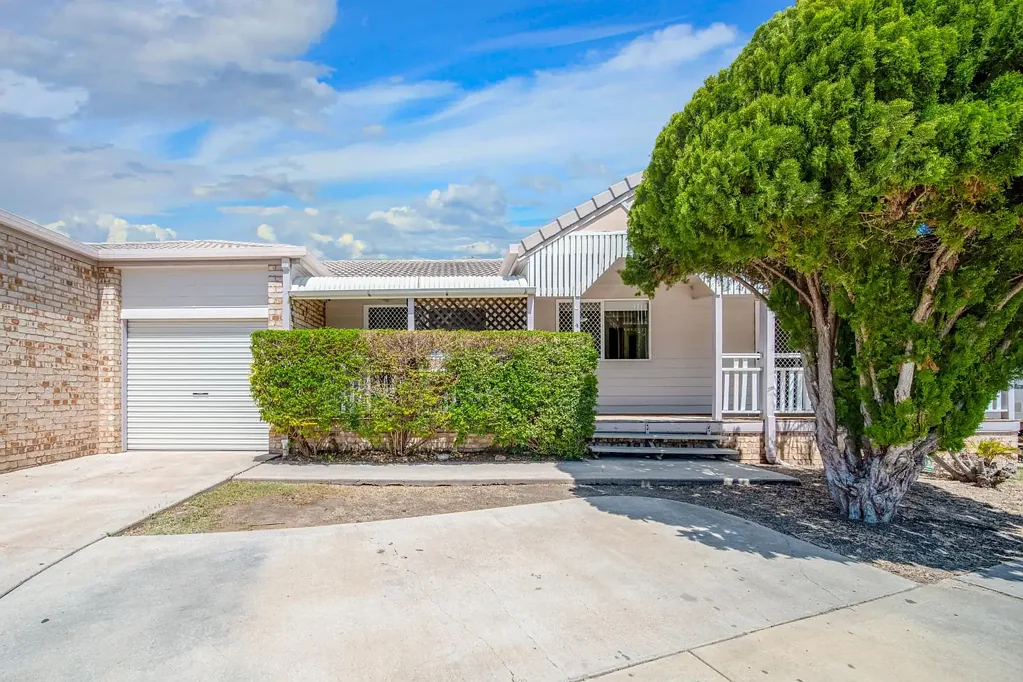 3 BEDROOM UNIT WITH ENSUITE AND POOL ACCESS!