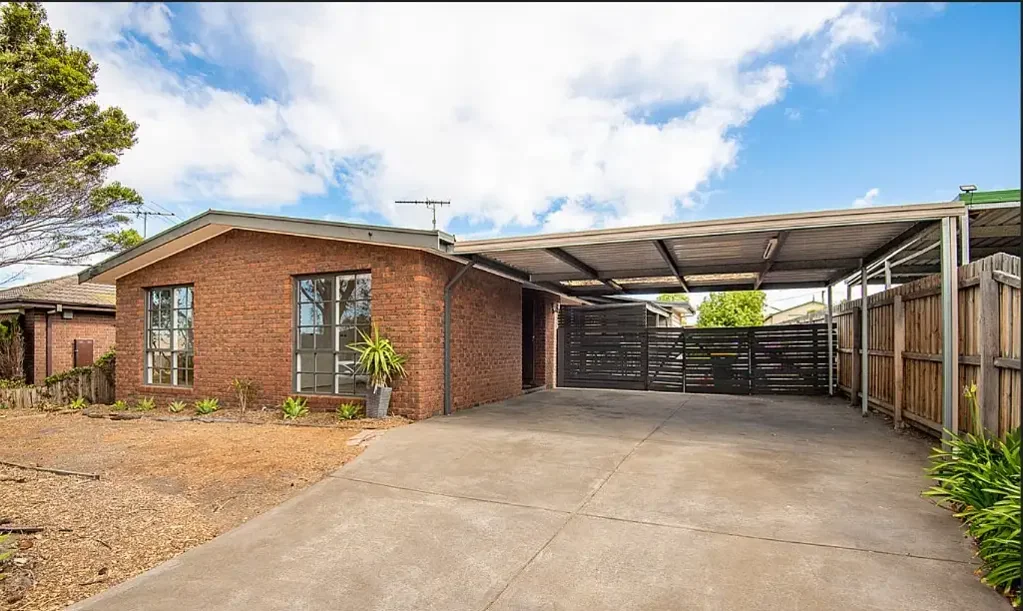 ROOM FOR RENT - Room in 7 bedroom house in Grovedale. Walking distance to the train station.