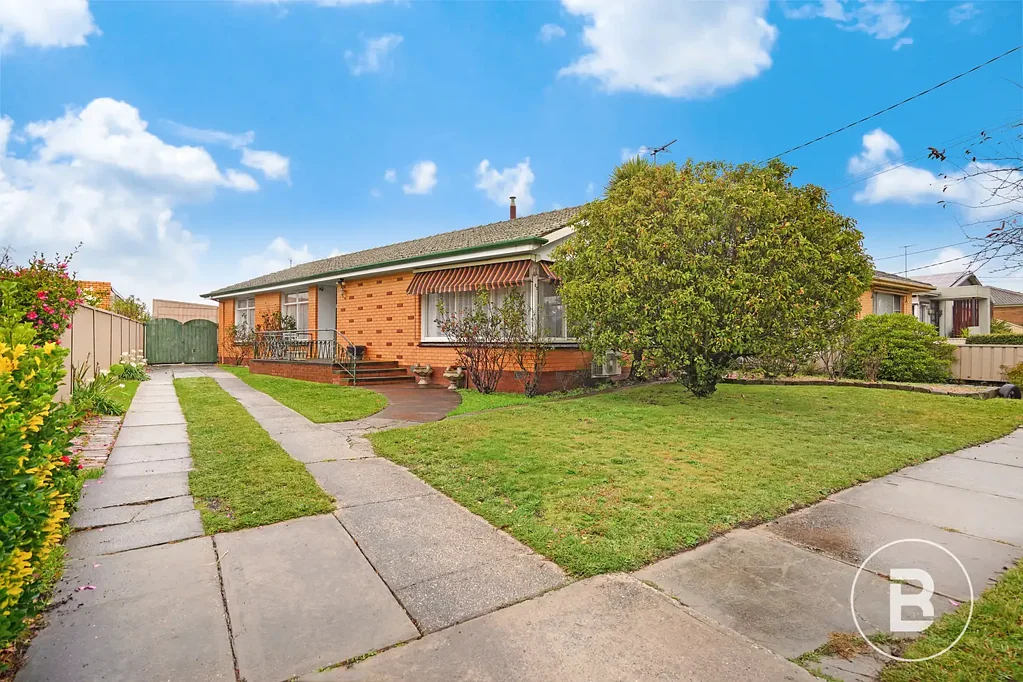 Wendouree 3chambre SOLID THREE-BEDROOM BRICK ON GENEROUS 715m2 (approx.) ALLOTMENT.