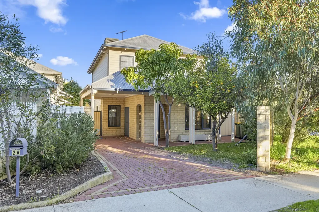 Quiet Cul-De-Sac Living close to Cafes, Trains And Parks!