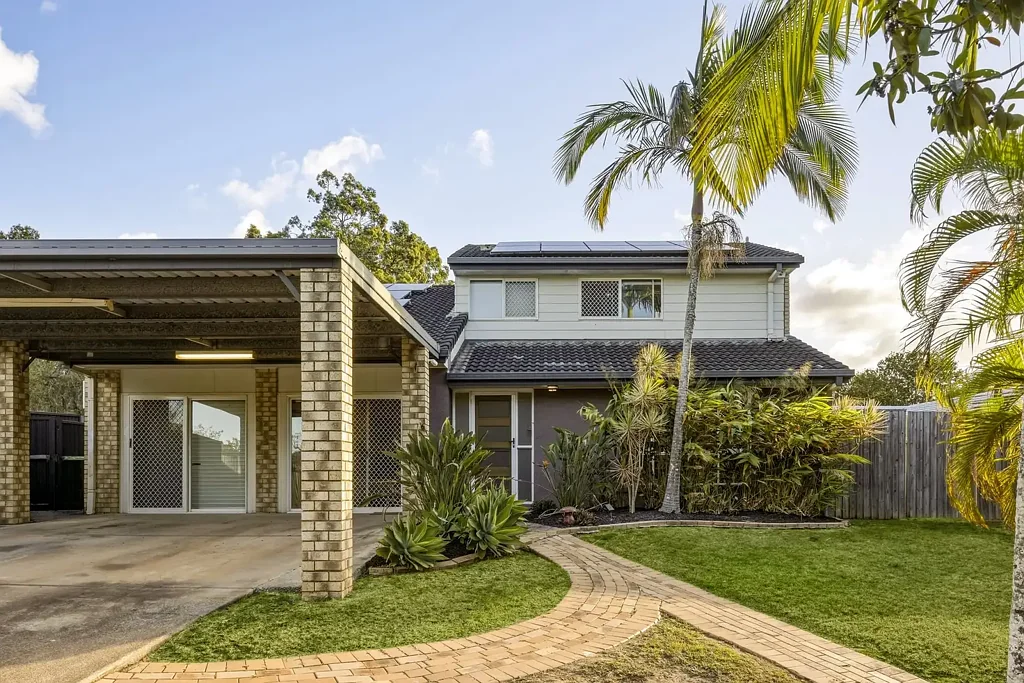 Brighton 4બેડરૂમ Thoughtfully Renovated Family Home with Pool, Multiple Living Zones & 720m² Block!