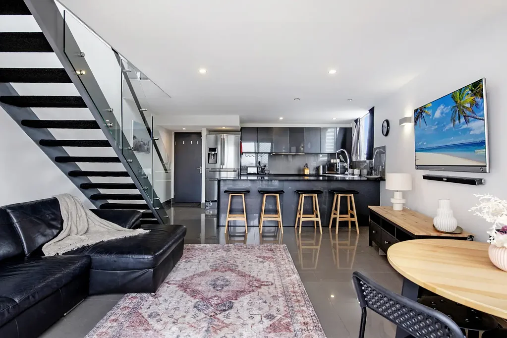 Broadbeach 1कमरा Renovated Loft Style Living 250m from the Beach