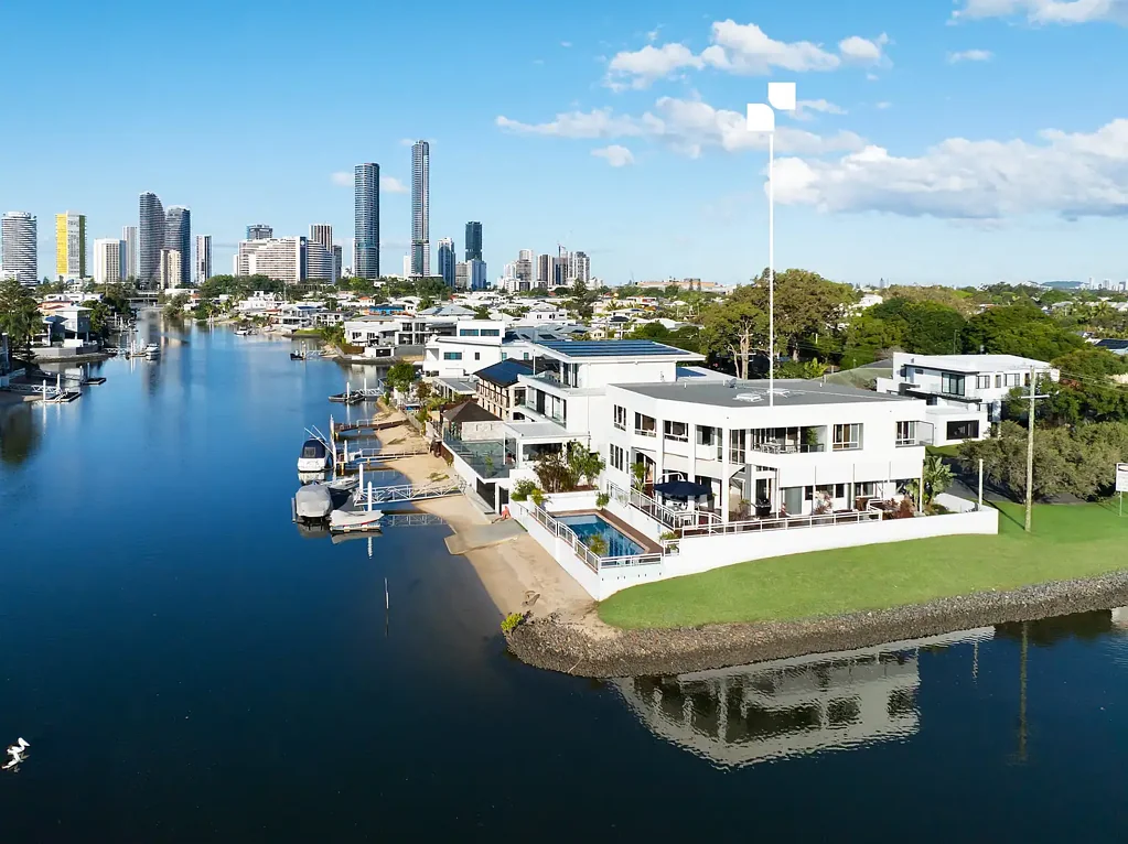 Broadbeach Waters 5Kwarto North facing point position. 50 metres of water frontage. Boat access from the basement.