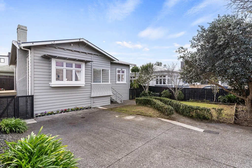 Greenlane 3 Bedroom PRESENT ALL OFFERS!