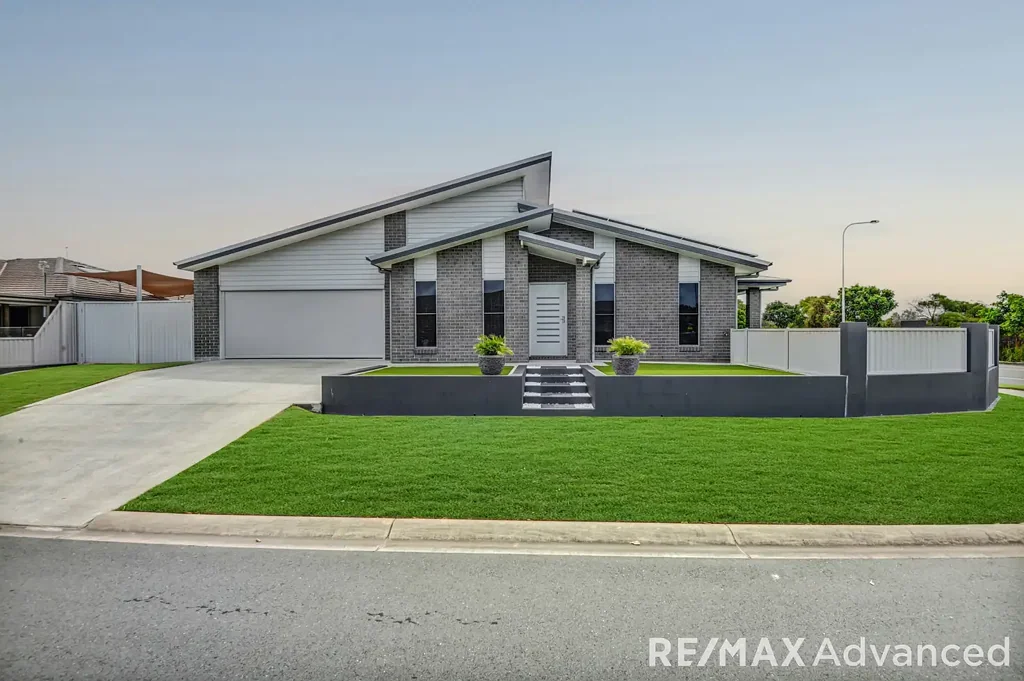 Bongaree 4Moenga 🏡 **LUXURY LIVING WITH BREATHTAKING LAKE VIEWS** 🌊