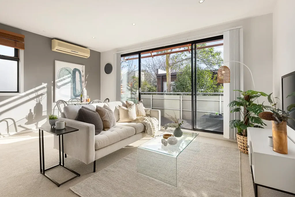 St Kilda East 2房 安全顶层公寓 顶层静谧私享 光线充足起居室 俯瞰树冠阳台 开放式厨房不锈钢电器 两卧带内置衣柜 独立家庭办公室 2个地下车位 悬浮木地板 视频对讲门禁 Two beds with proper seperate study and leafy outlook