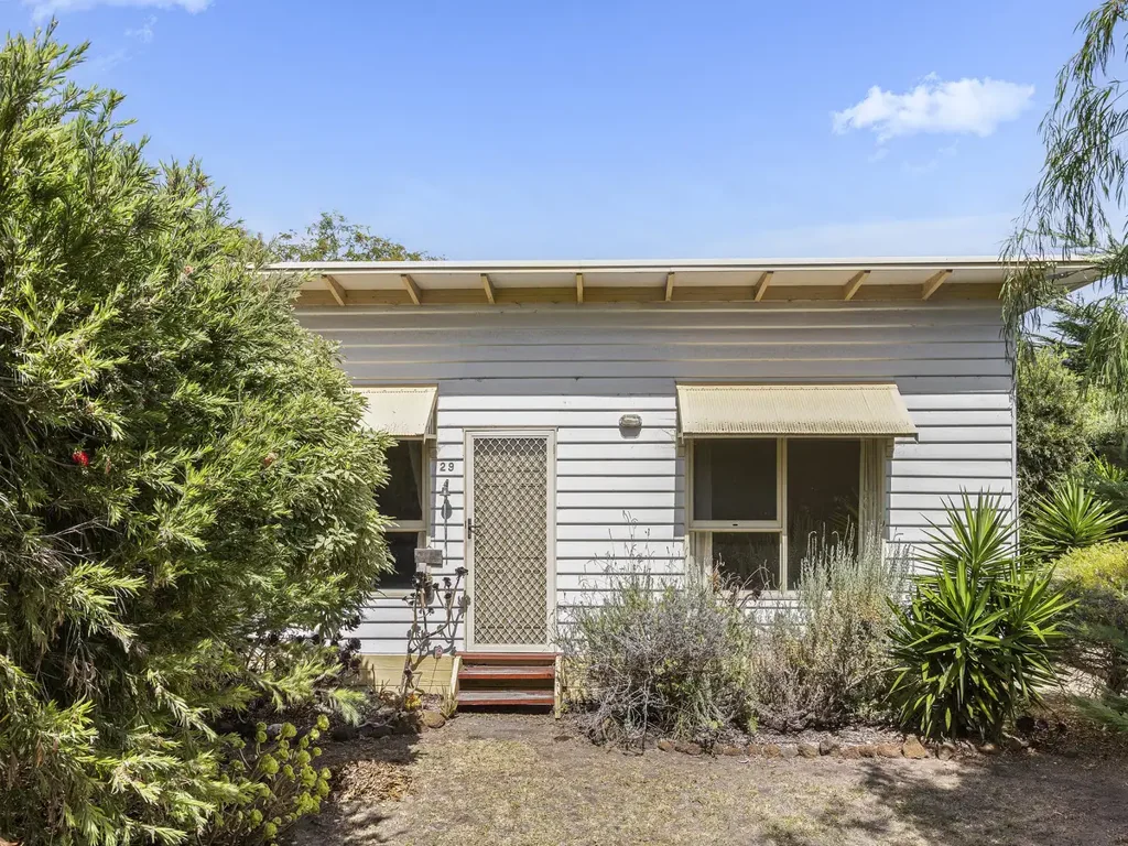 Point Lonsdale 2침실 Charming 1950s Weatherboard with Endless Potential