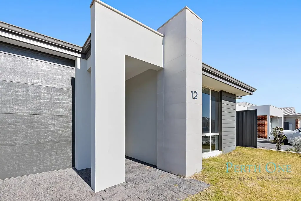 Treeby 4 Slaapkamer A Modern Family Retreat Located in a Prime Kara Estate Treeby Location!! (Second Chance)