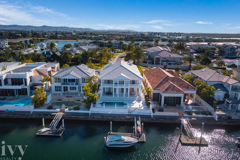 Paradise Point 5房  Elegant Georgian-style family residence exclusively positioned on one of the Gold Coast’s most prestigious addresses