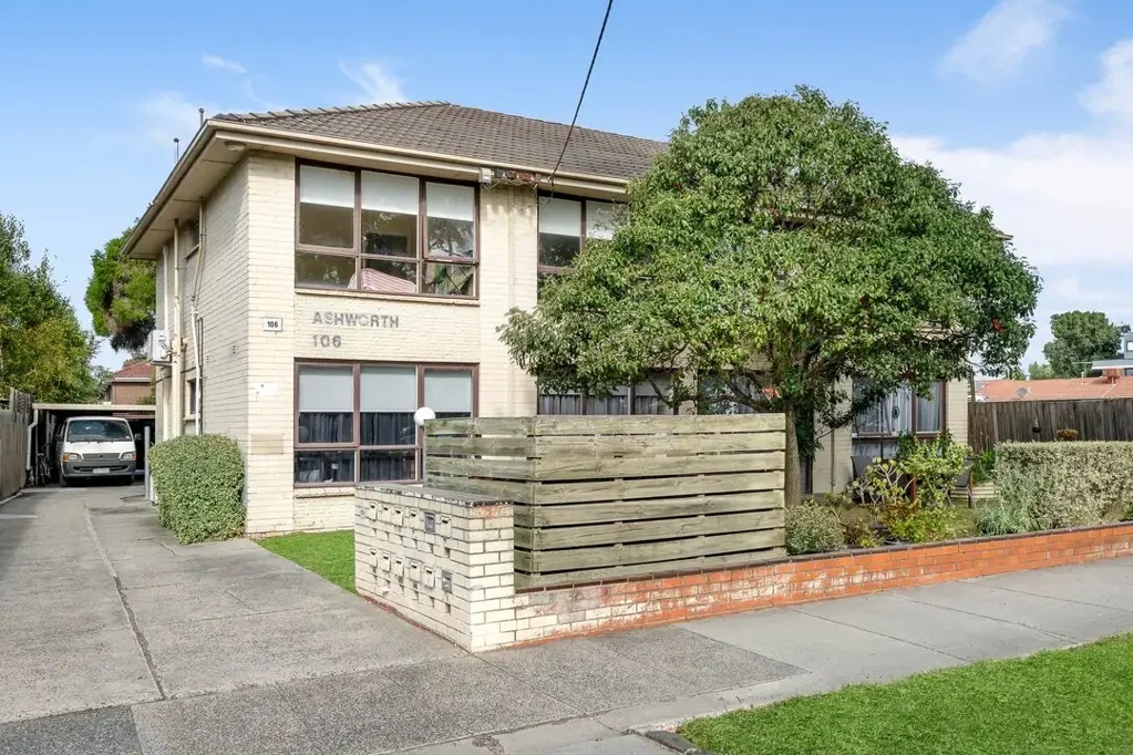Freshly Updated Ground Floor Apartment in Prime Carnegie Location