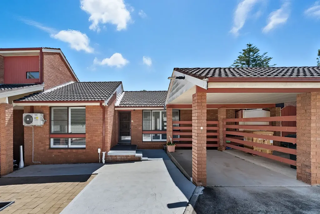 2/65 Canterbury Road, Glenfield, NSW 2167