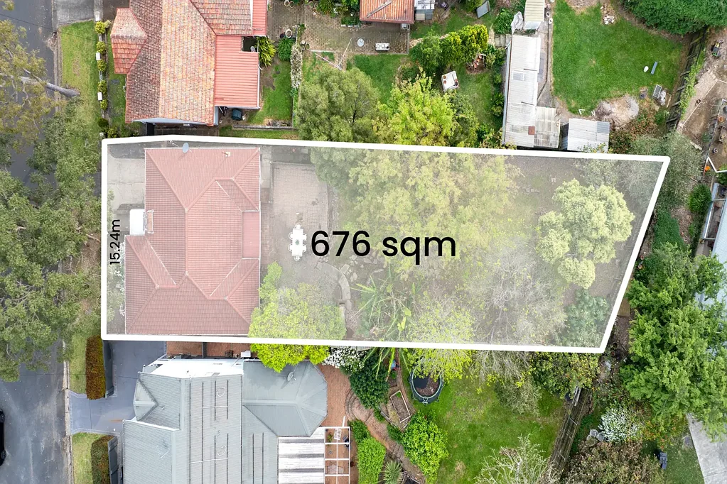 Mangerton 2ਬੈੱਡਰੂਮ Sunlit Art Deco residence offers prime potential