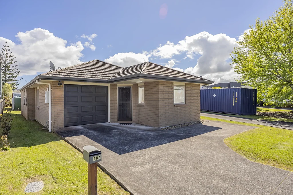 Te Atatu South 3ਬੈੱਡਰੂਮ Solid 2010 Brick | Low-Maintenance Living