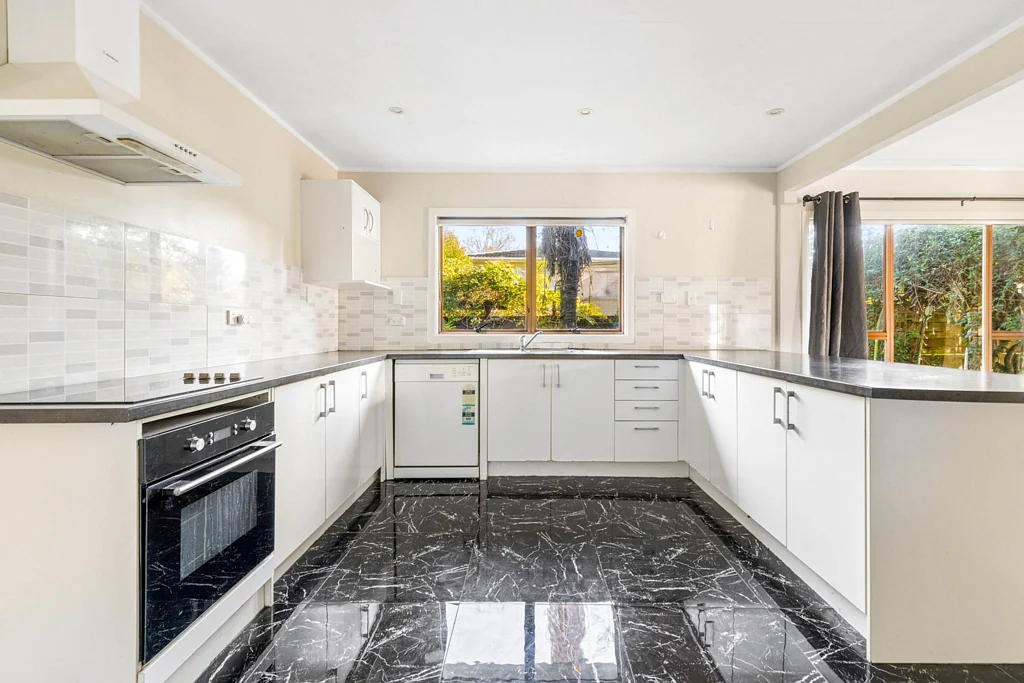 Papakura 4Zimmer "AS IS WHERE IS" - RENOVATE OR REBUILD!