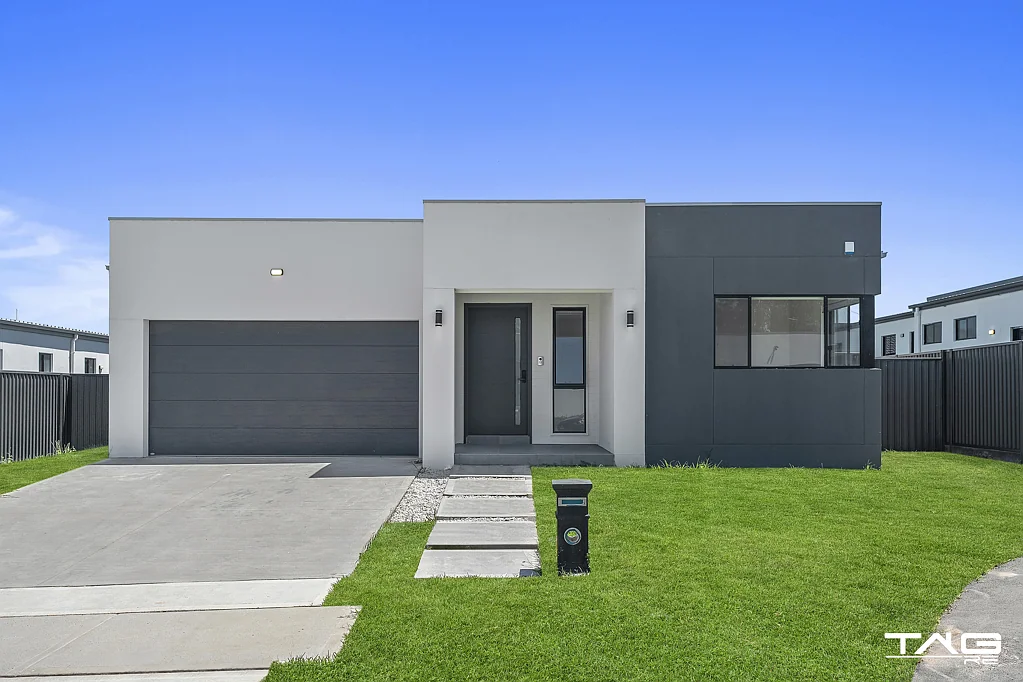 Claremont Meadows 4Moenga ONE OF A KIND HOME!